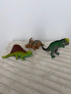 Dinosaur Toy Figurine lot (3)